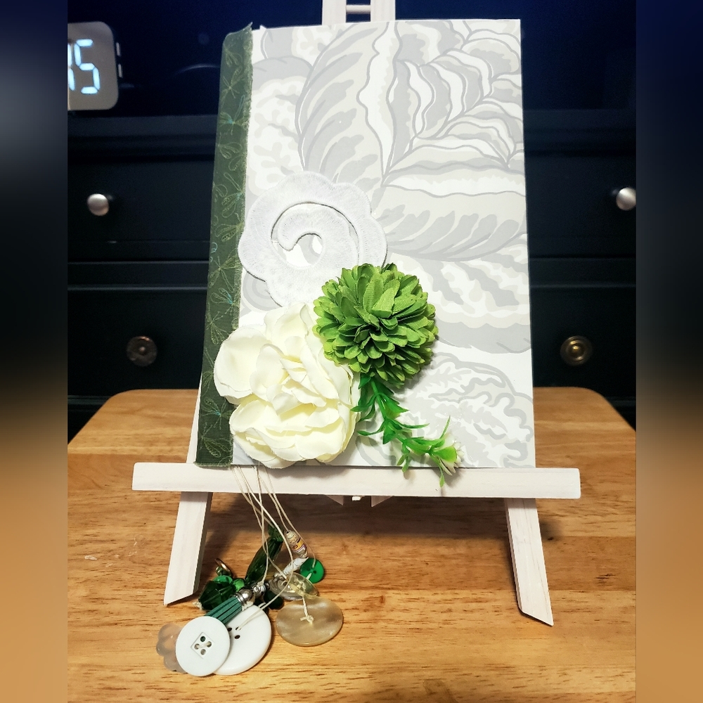 😀 HAND CRAFTED Junk journal floral theme 150 pages Ephemera included